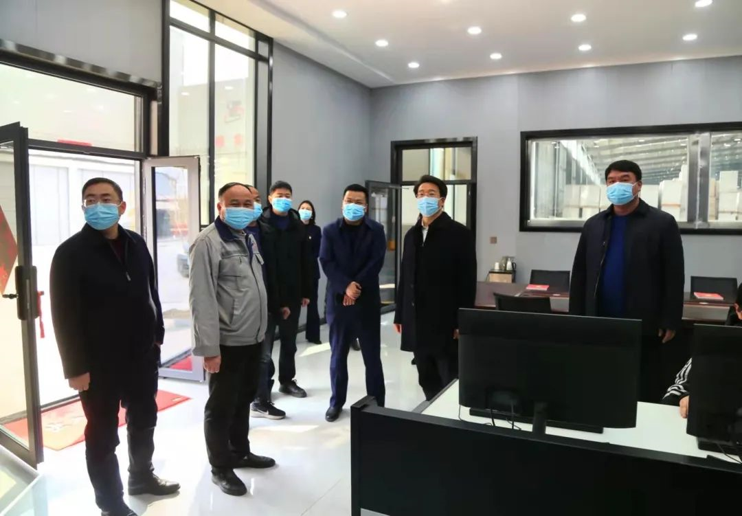新密市市委副書(shū)記、市長(zhǎng)程洋調(diào)研新密市正興耐火材料有限公司，送服務(wù)強(qiáng)信心，沖刺首季“開(kāi)門(mén)紅”！(圖1)